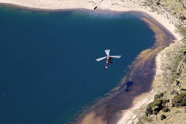 Полет над озером у горы Кения