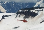 Величественные горы Кавказа лучше всего видны из кабины вертолета