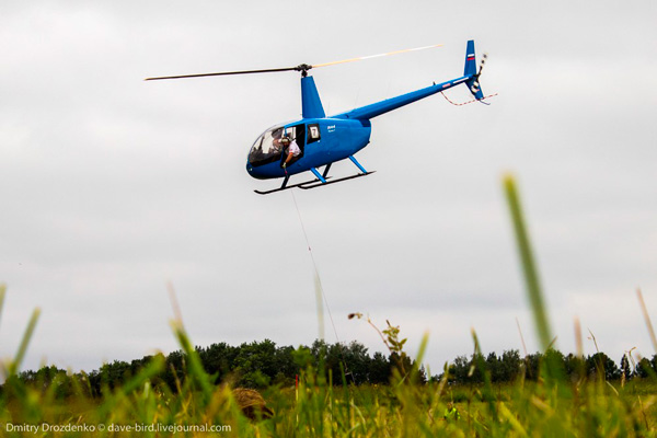 Самый частый «гость» соревнований по вертолетному спорту – Robinson R44 (на фото российский экипаж Максима Сотникова и Олега Пуоджюкаса)