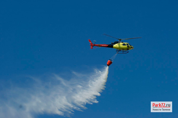 Вертолет МЧС сбрасывает воду
