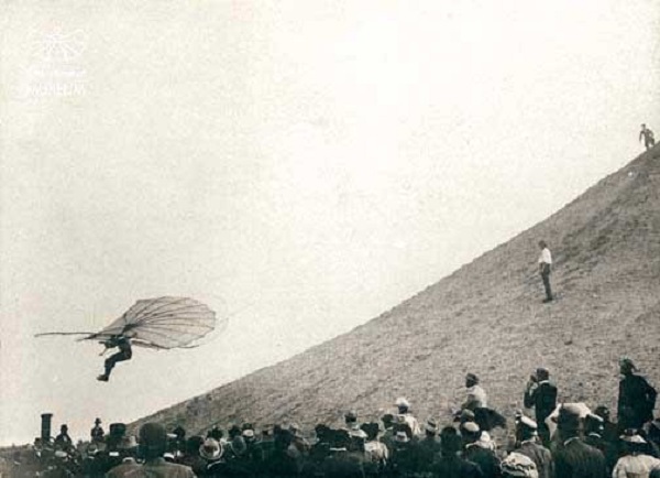 Отто Лилиенталь во время испытательного полета в 1895 году
