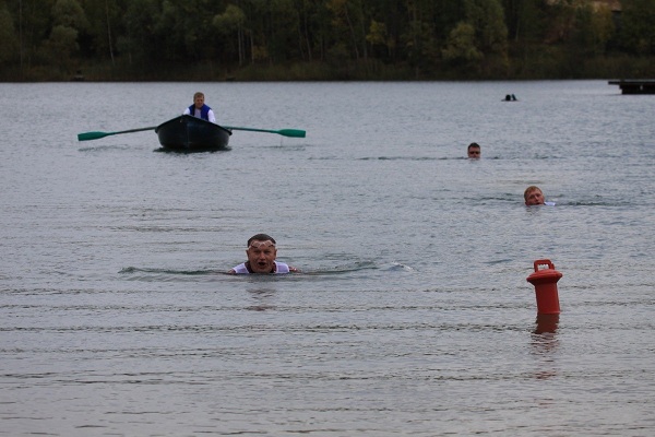 Прохладная вода не остановила спортсменов. Фото с сайта helicopters.su