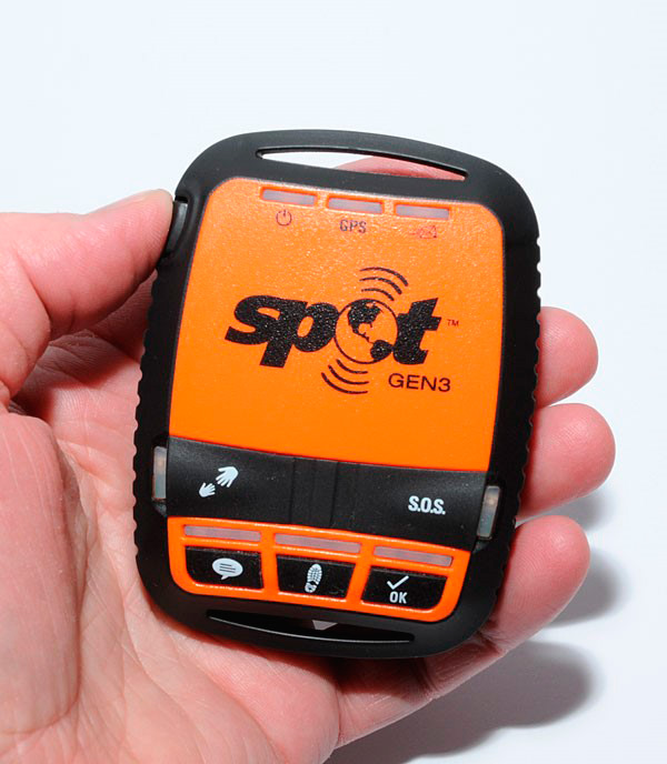 GPS-трекеры работают через спутниковую связь, покрытие которой значительно шире и лучше сотовой связи