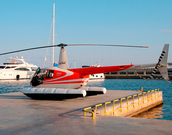 Если на полозья вертолета установлены поплавки, он сможет сесть на воду