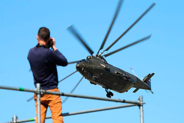 Вертолет Ми-26 выполняет фигуры пилотажа на МАКС-2015
