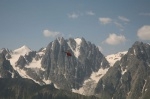 Полет на вертолете над заснеженными Кавказскими горами