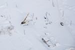 Фотографии зимнего Урала: вид с высоты полета|Занесенная снегом дорога, и машины внизу ― словно спичечные коробки