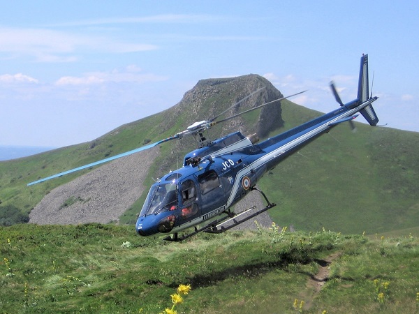 Вертолет Национальной жандармерии Франции во время спасательной операции