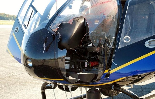 Разбитый фонарь (прозрачная часть пилотской кабины, авиац.) полицейского вертолета EC120 после столкновения с уткой