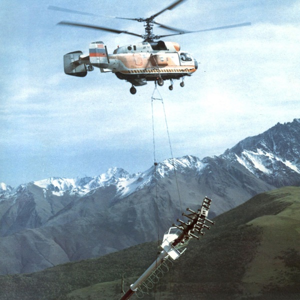 Транспортный вертолёт Ка-32с грузом на внешней подвеске