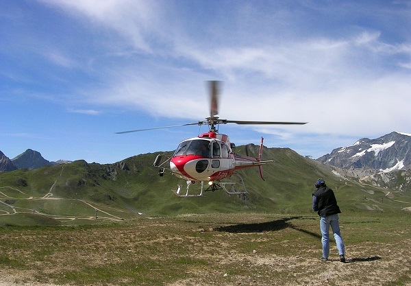 В случае неполадок с двигателем вертолет можно посадить в режиме авторотации