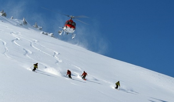 Heliski – спуск с необорудованных склонов на горных лыжах. На пик горы лыжников доставляет вертолет