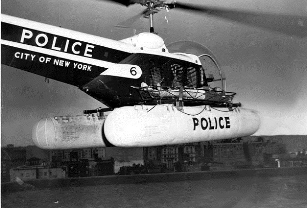 Полиция Нью-Йорка использовала первые вертолеты для помощи пострадавшим на воде