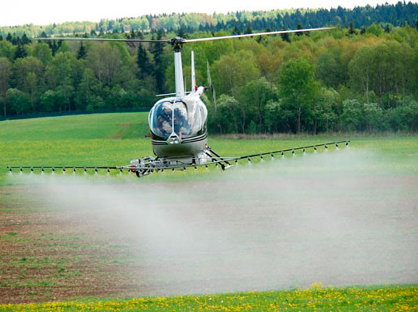 Вертолет, оборудованный для решения сельскохозяйственных задач